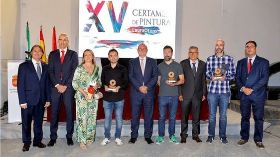 Premiados junto a las autoridades.