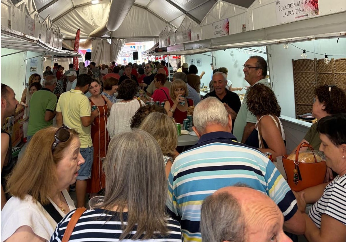 Vecinos y visitantes disfrutaron de los productos locales y regionales.