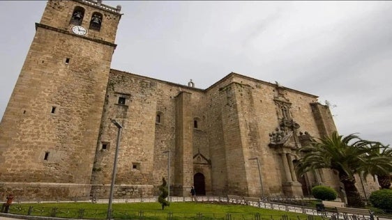 Fachada principal de la iglesia Santiago de Miajadas.