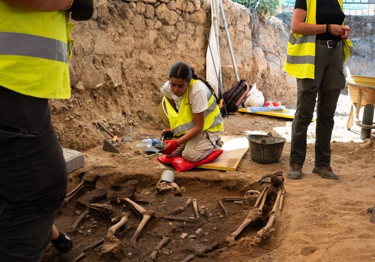 Imagen principal - La Diputación de Cáceres localiza una fosa común con al menos cinco víctimas de la represión franquista entre Almoharín y Miajadas