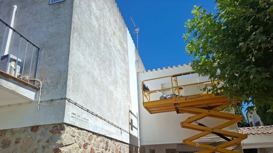 Fachada del Ayuntamiento durante las actuaciones.