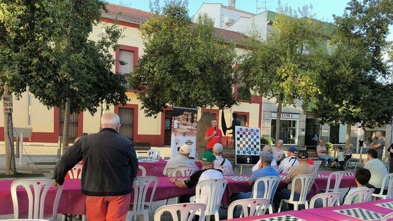 El Club Miajedrez llena la Plaza de España de Miajadas con una exitosa jornada de puertas abiertas y divulgación ajedrecística