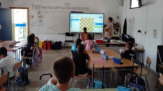 El ajedrez entra en las aulas de Miajadas para estimular la mente de los escolares y promocionar la nueva temporada