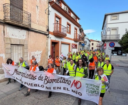 Imagen secundaria 1 - Cerca de 150 vecinos se movilizan en Miajadas con una marcha hasta los terrenos de la futura planta de biometano