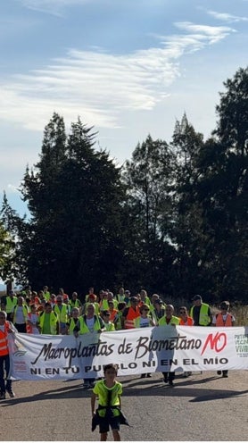 Imagen secundaria 2 - Cerca de 150 vecinos se movilizan en Miajadas con una marcha hasta los terrenos de la futura planta de biometano