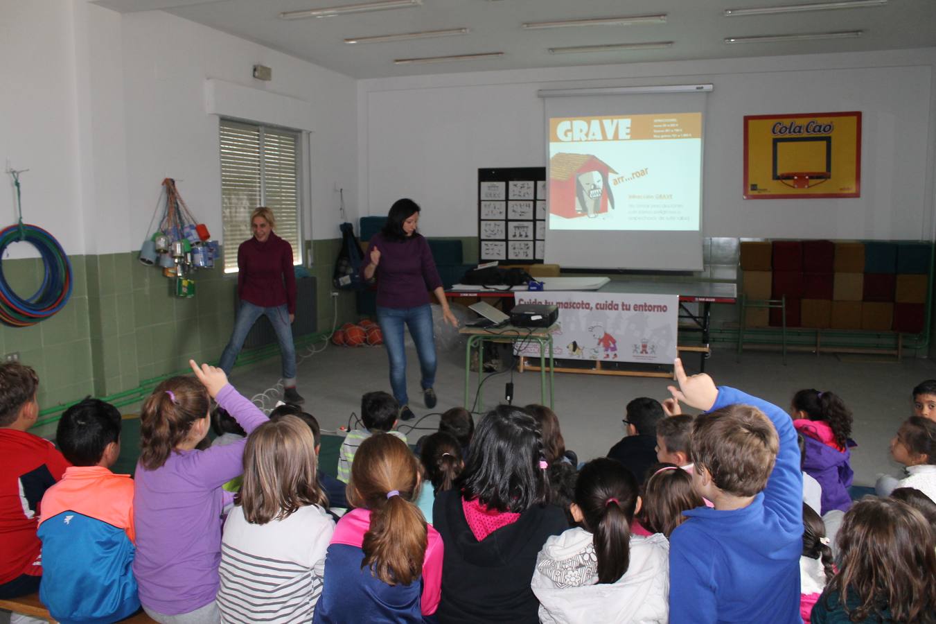 Las profesionales imparten el taller a los alumnos