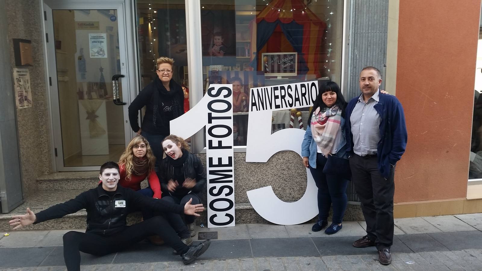 Los dos actores de la campaña, María y Asier, con los trabajadores de Cosme Fotos 