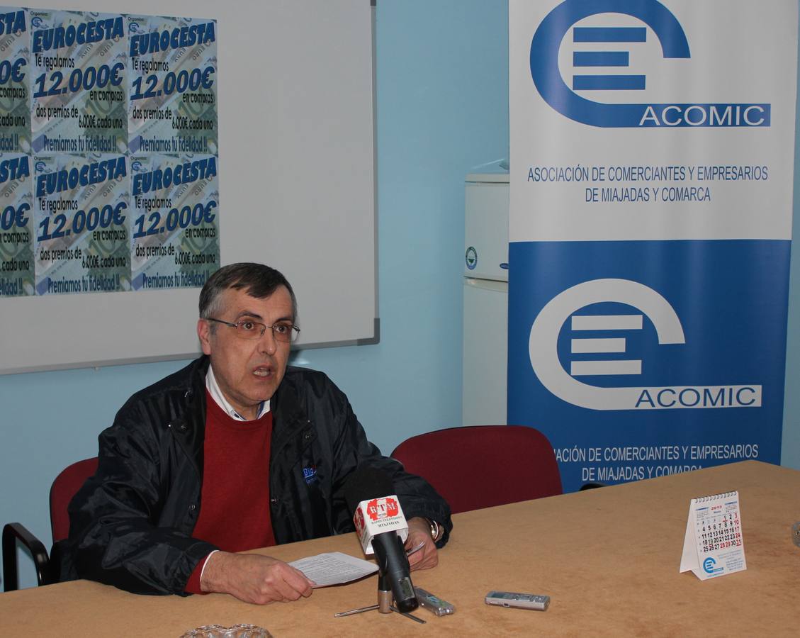 El presidente de la asociación haciendo entrega de papeletas a Cáritas 