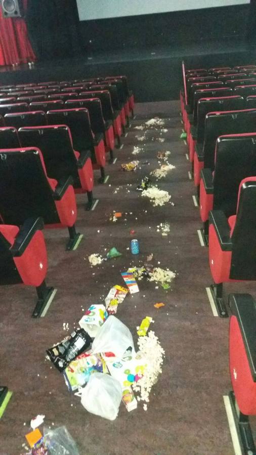 Imágenes del suelo del cine después de la sesión infantil 