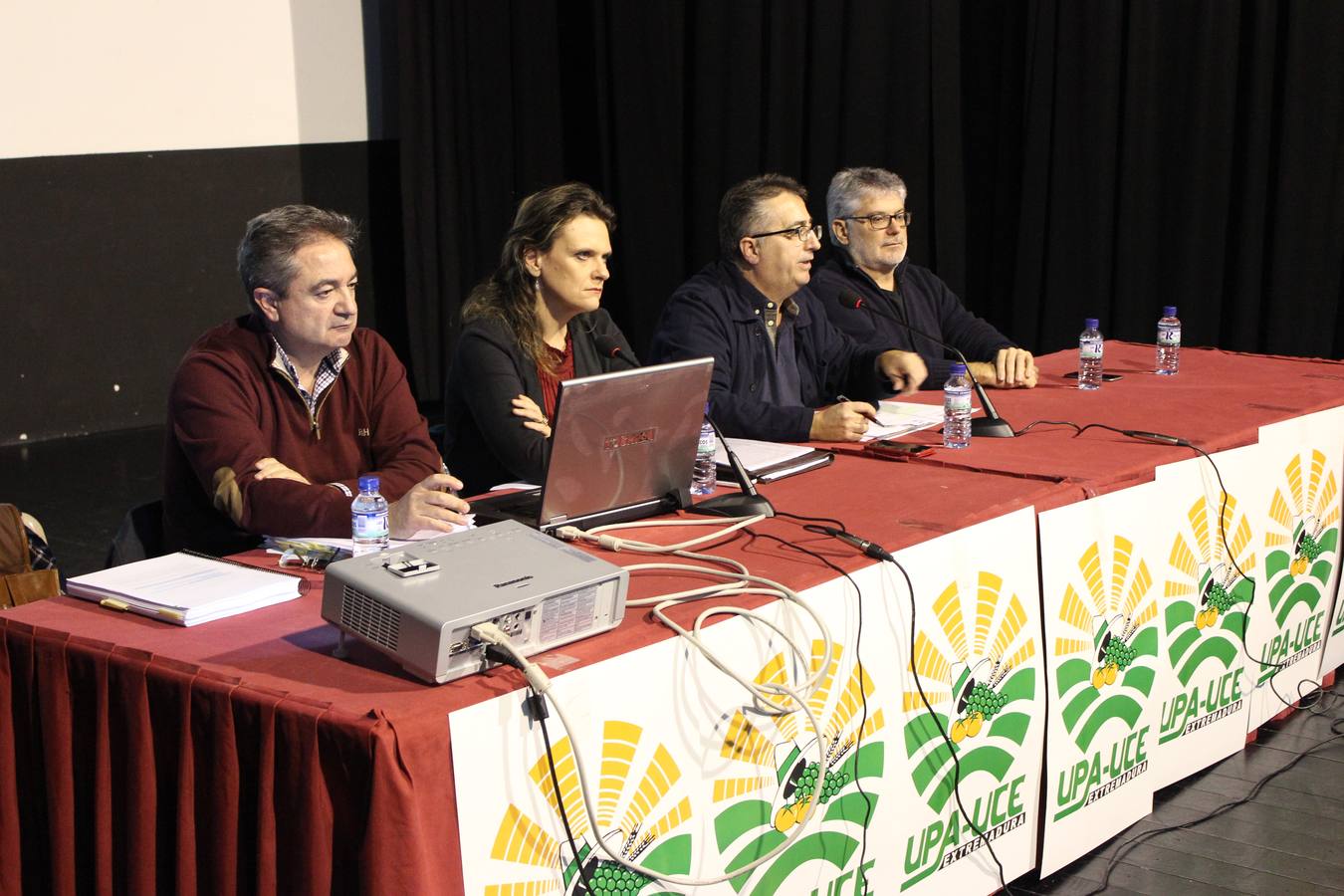 Mesa ponente en la asamblea informativa. 