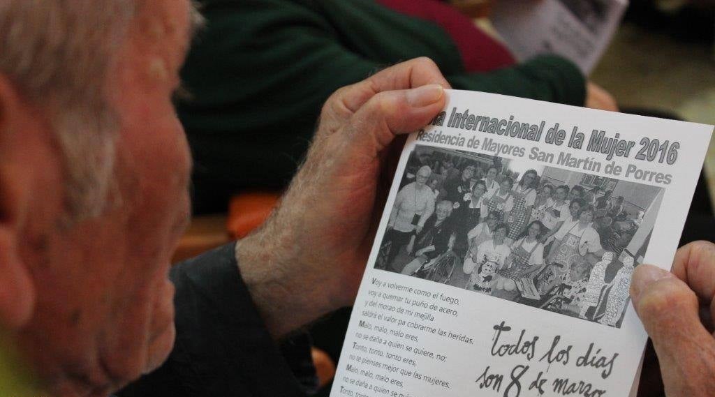 Uno de los ancianos de la residencia leyendo el manifiesto. 