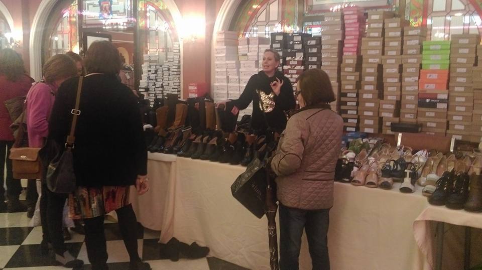 Puesto de zapatería de la feria. 