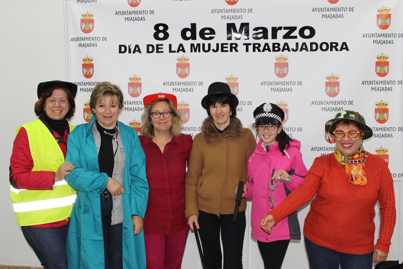 La charla de la educadora Yolanda Jiménez con las asistentes en corro. 