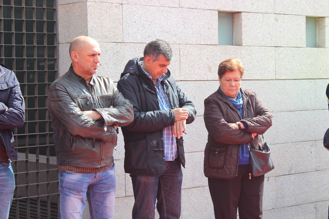 Juan Félix Soto, portavoz de IU (i), junto al alcalde, Antonio Díaz (d), guardando el minuto de silencio. 