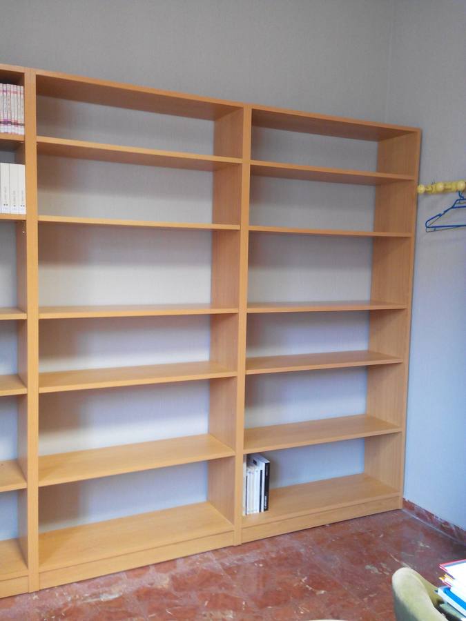 Una de las estanterías que se están habilitando en la nueva biblioteca. 