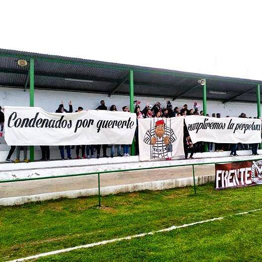 Pancarta y aficionados del Frente Miajadeño en Trujillo. 