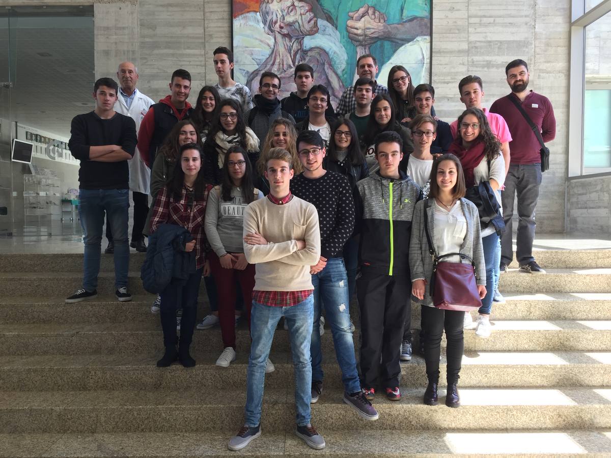 Foto grupal de los participantes en la actividad. 