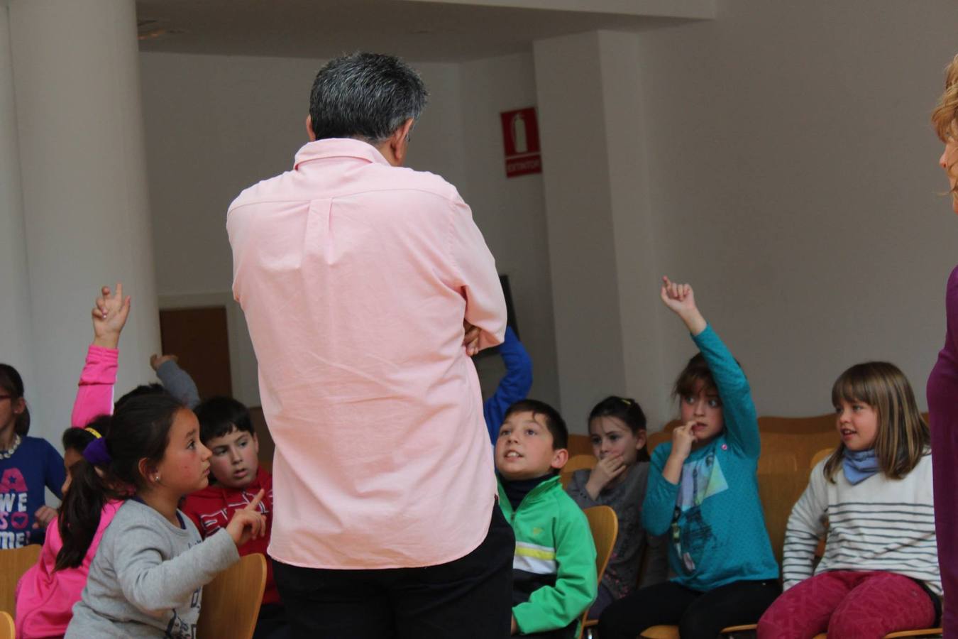 El alcalde escuchando las dudas de los alumnos. 