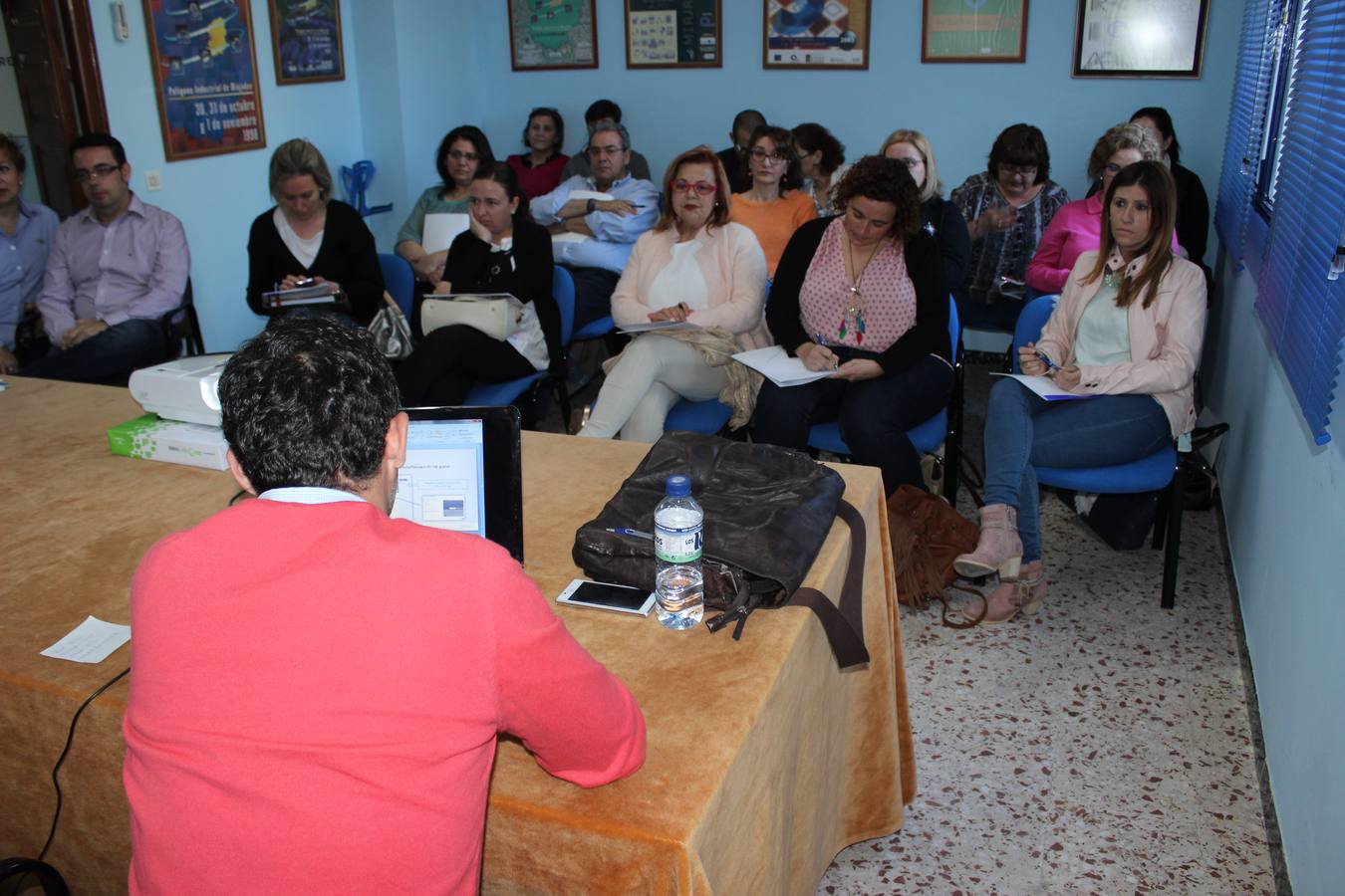 Jesús Sánchez explicando a los asistentes cómo gestionar las redes sociales de sus empresas. 