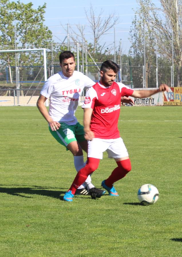 Jonathan protege un balón frente a un jugador del CP Chinato. 