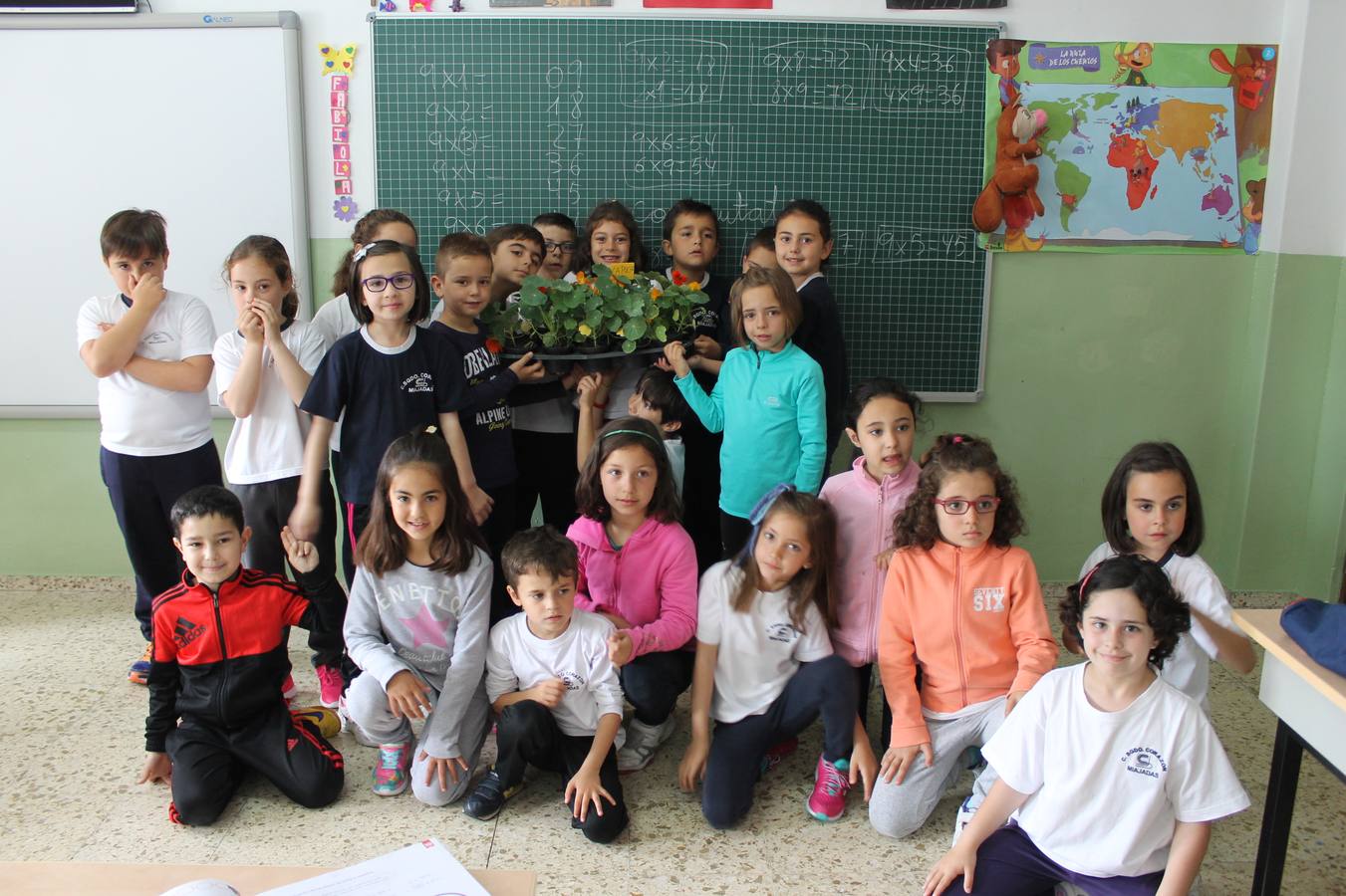 Alumnos con las semillas entregadas. 