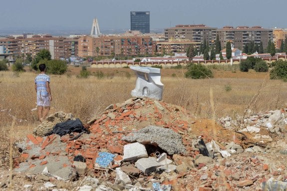 Una escombrera ilegal en Badajoz. 