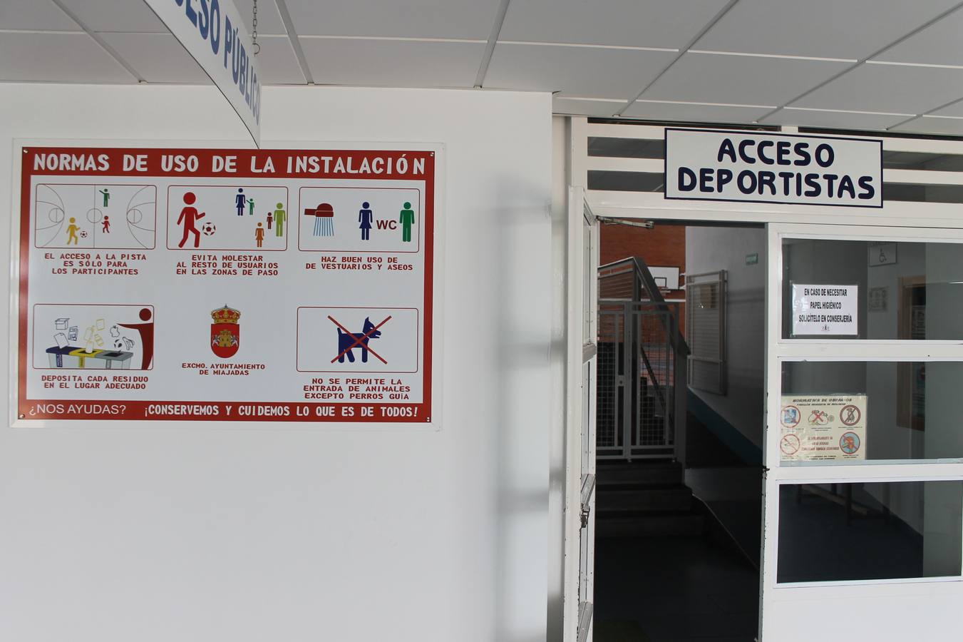 Indicaciones de uso de las instalaciones y de las nuevas papeleras. 