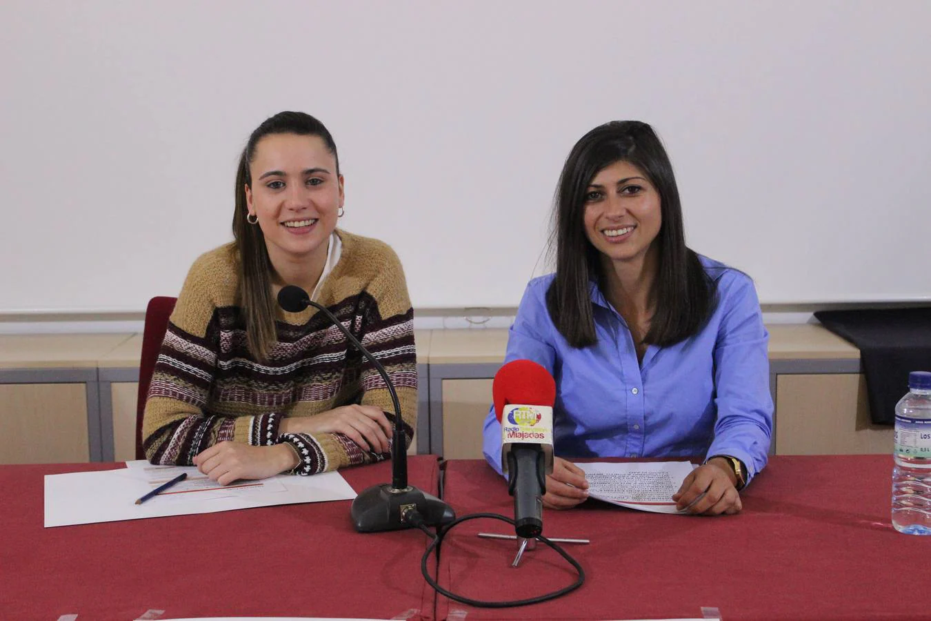 La concejala y la técnico en la presentación de las actividades. 