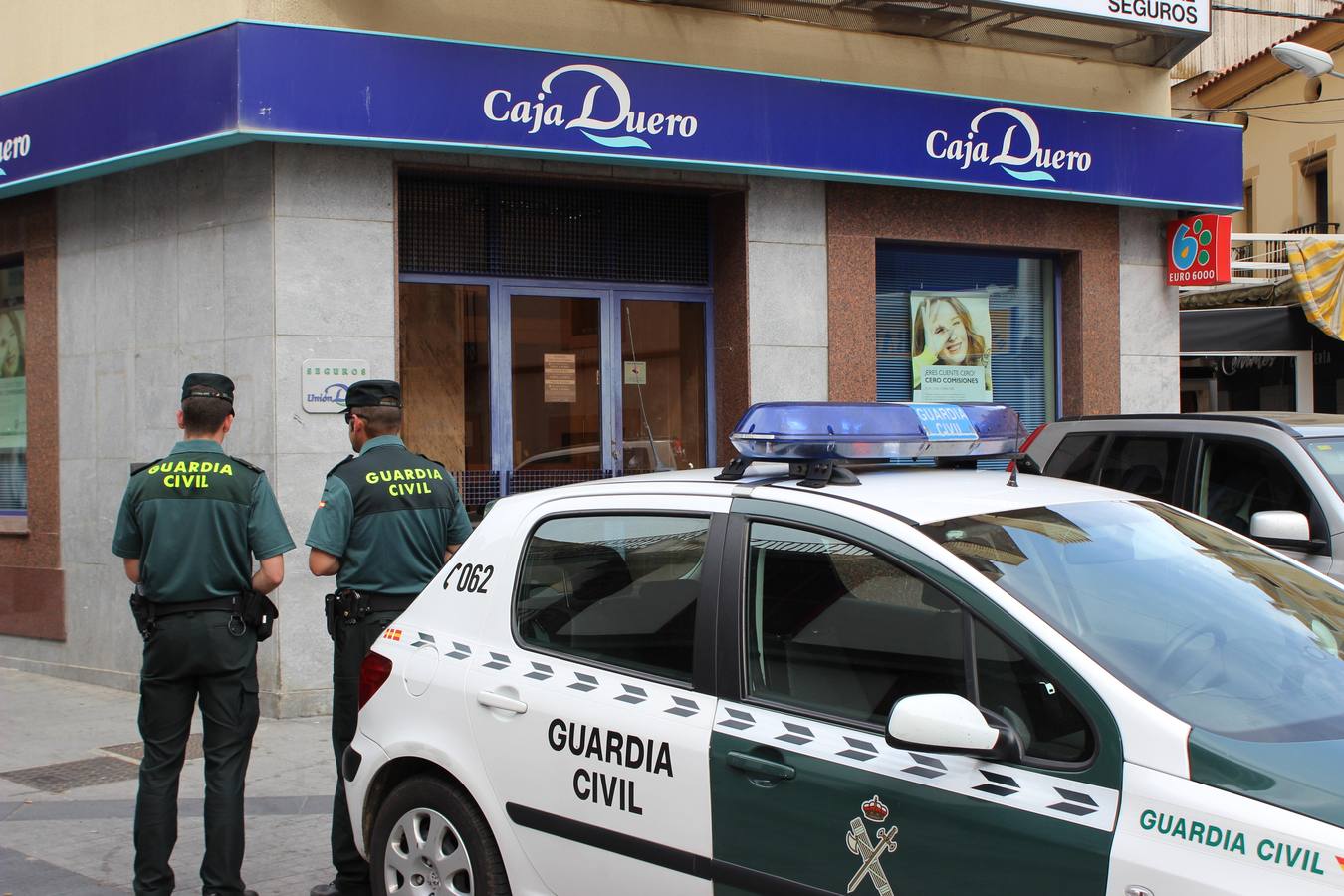 Agentes de la Guardia Civil custodiando la sucursal. 