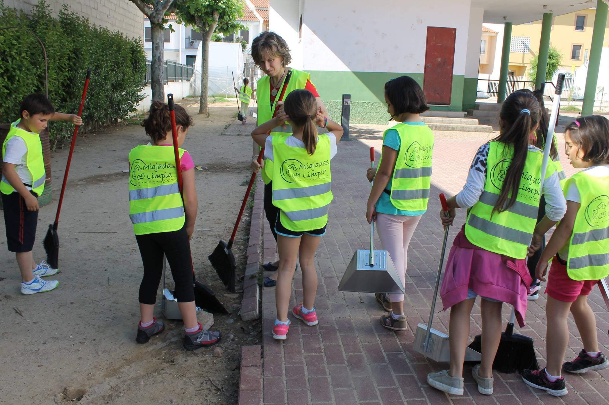 Alumnos limpian el colegio Nuestra Señora de Guadalupe dentro de la campaña ‘Miajadas Limpia’