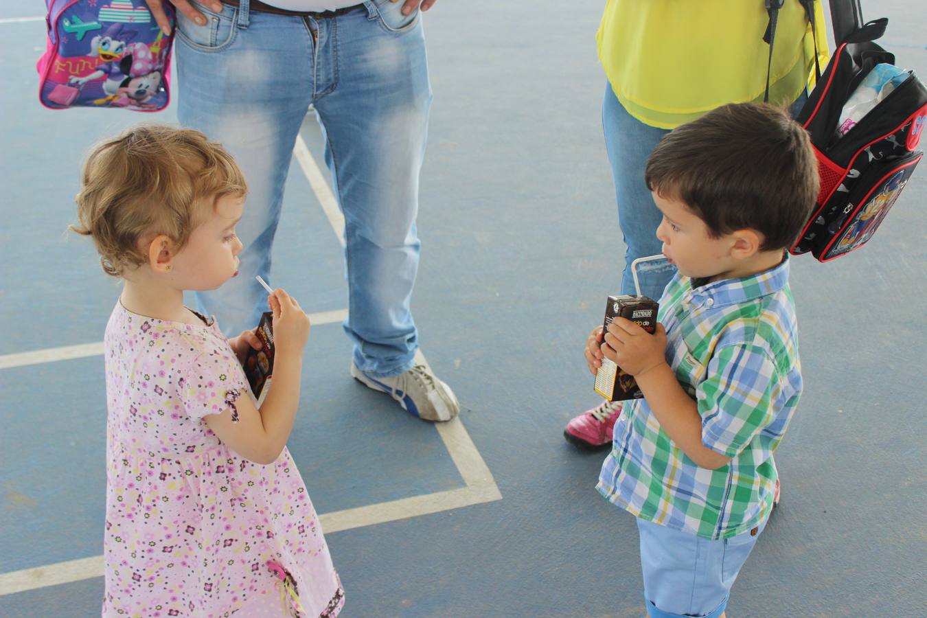 Dos pequeños en la convivencia. 