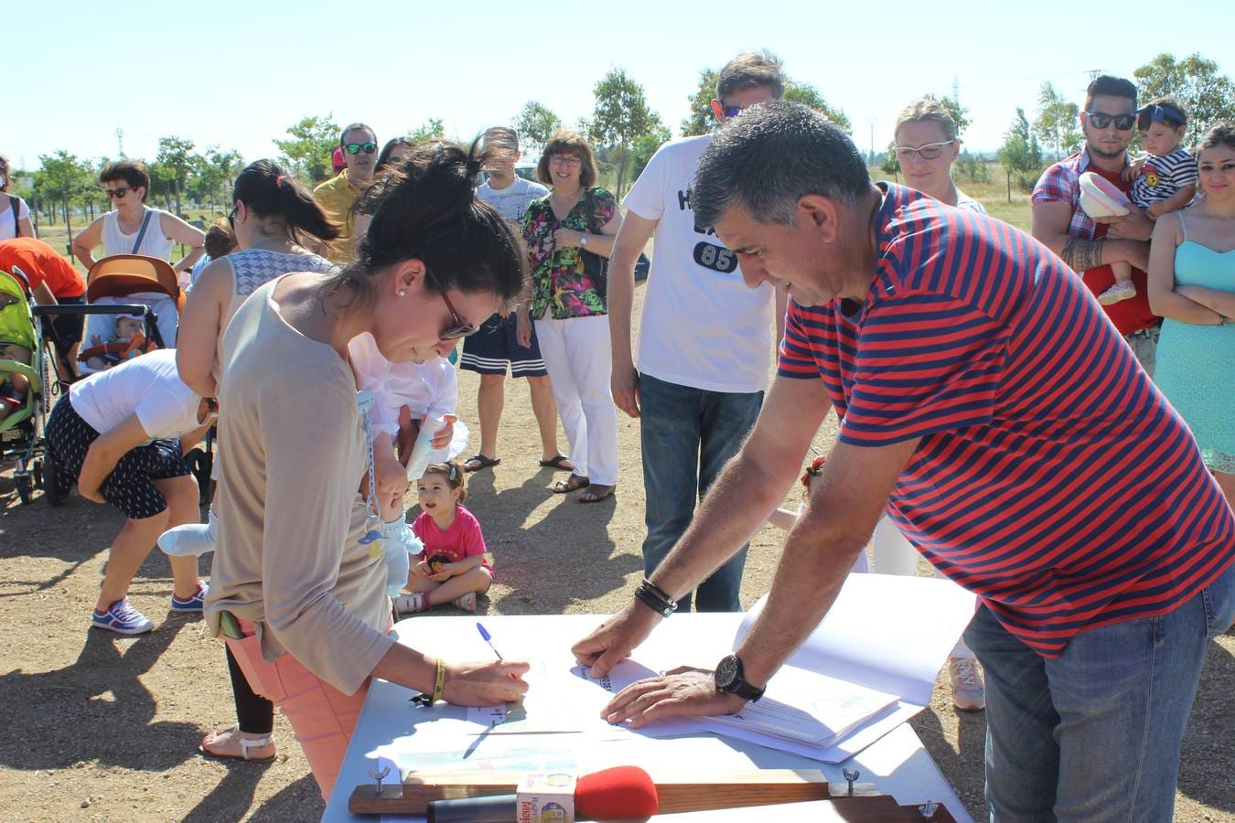 Firma de uno de los compromisos con el alcalde Antonio Díaz. 