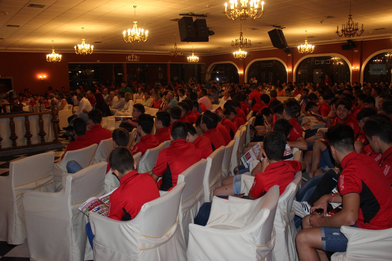 Salón del hotel La Torre con todos los asistentes. 