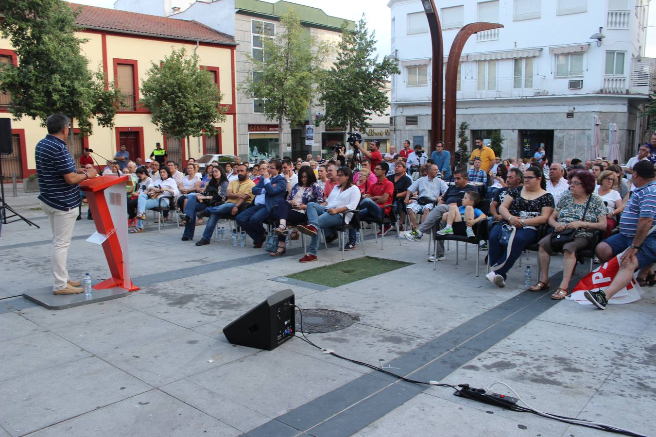 Guillermo Fernández Vara en el atril preparado en la Plaza de España. 