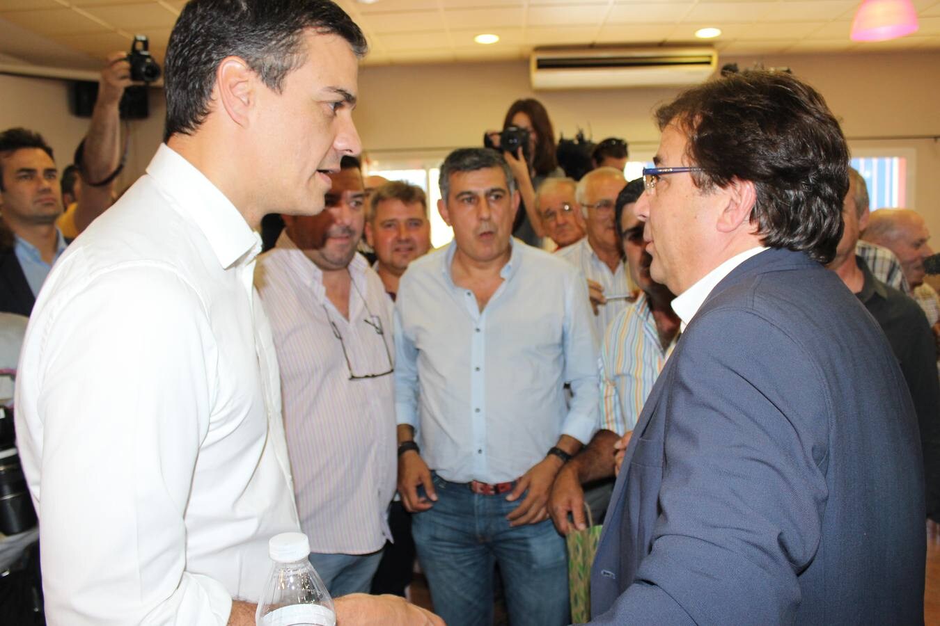 Pedro Sánchez y Gillermo Fernández Vara con Antonio Díaz de fondo. 