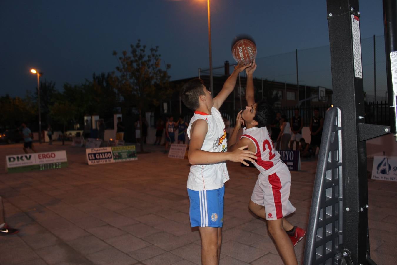 Dos jugadores pelean por hacerse con la pelota. 