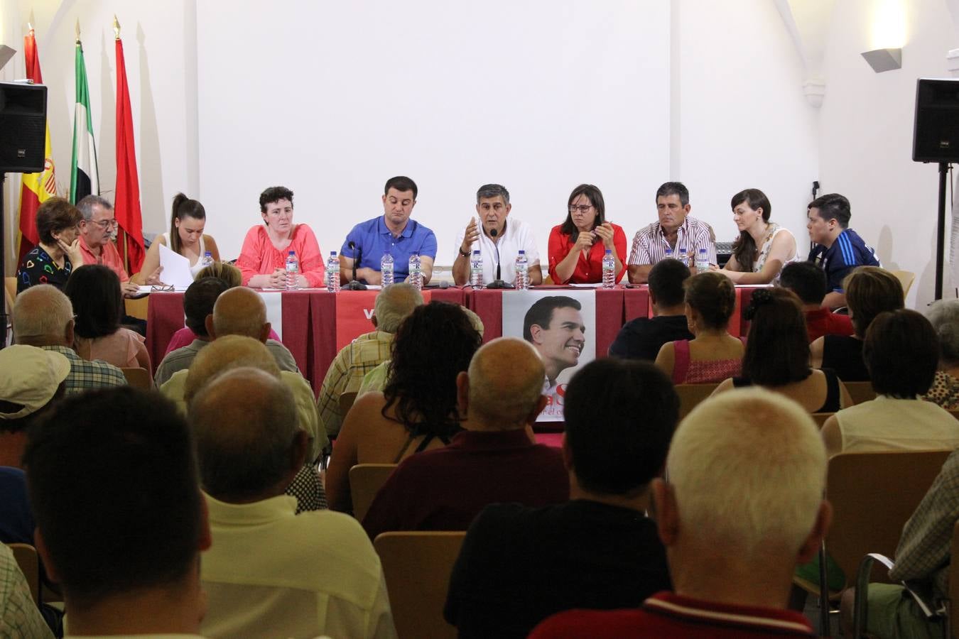 El alcalde, en el centro, con su equipo al completo. 