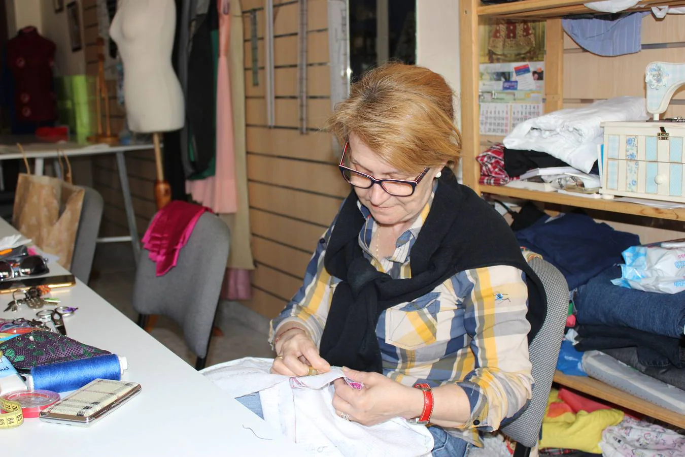 Isabel Mera trabajando en su taller de costura. 
