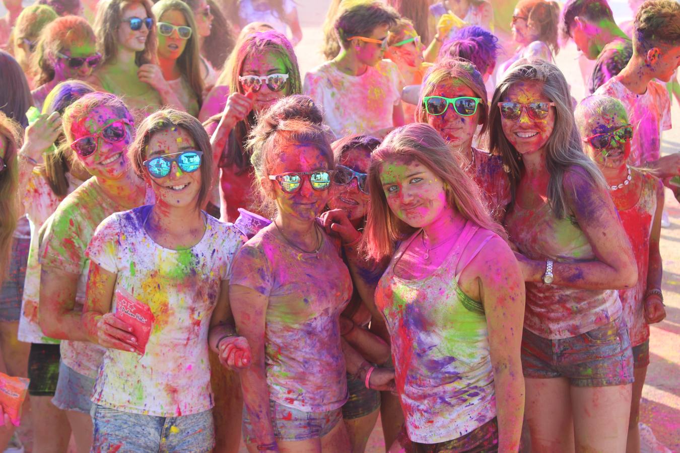 Algunas de las participantes en la Fiesta de los Colores. 