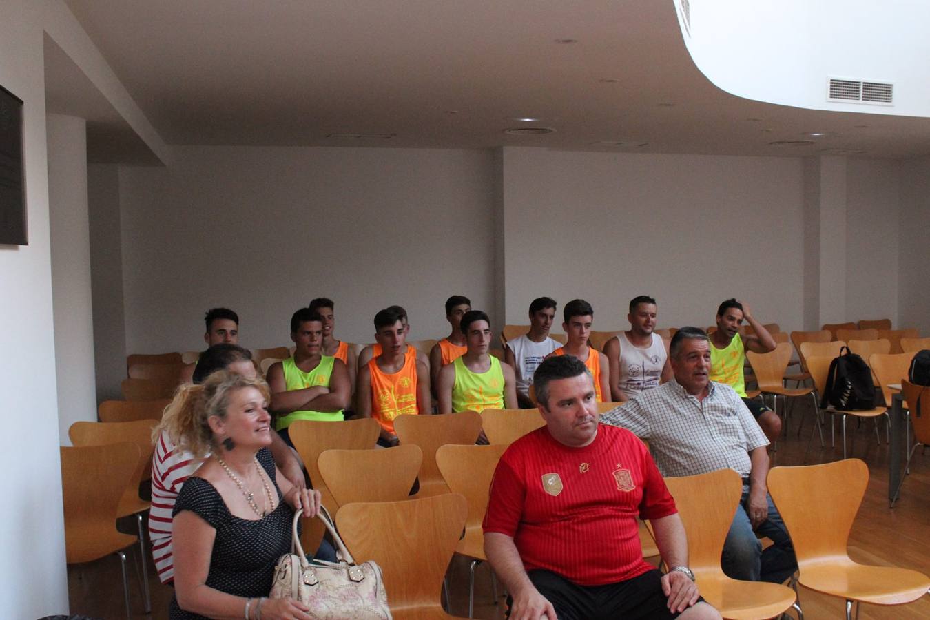 Equipo al completo en la recepción en el Ayuntamiento antes de partir a Laredo (Santander). 