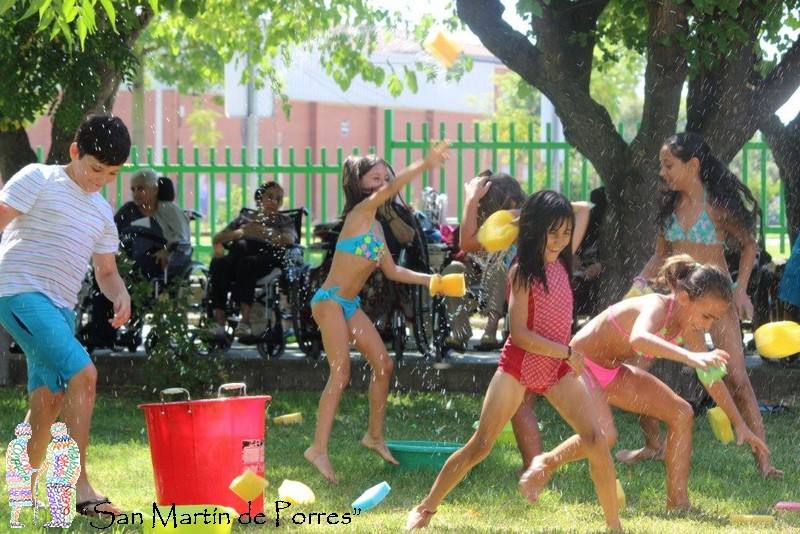 La batalla de esponjas ha sido una de las actividades organizadas. 