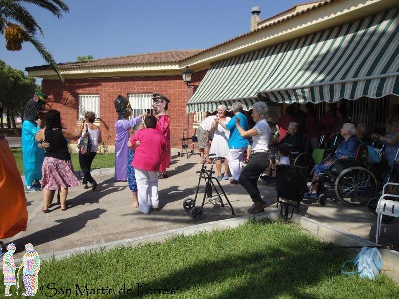 Visita de los cabezudos y la charanga en la residencia. 
