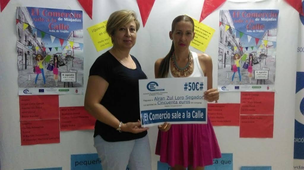 Luz María Loro Segador gana el concurso de Acomic y recibe 50 euros para compras