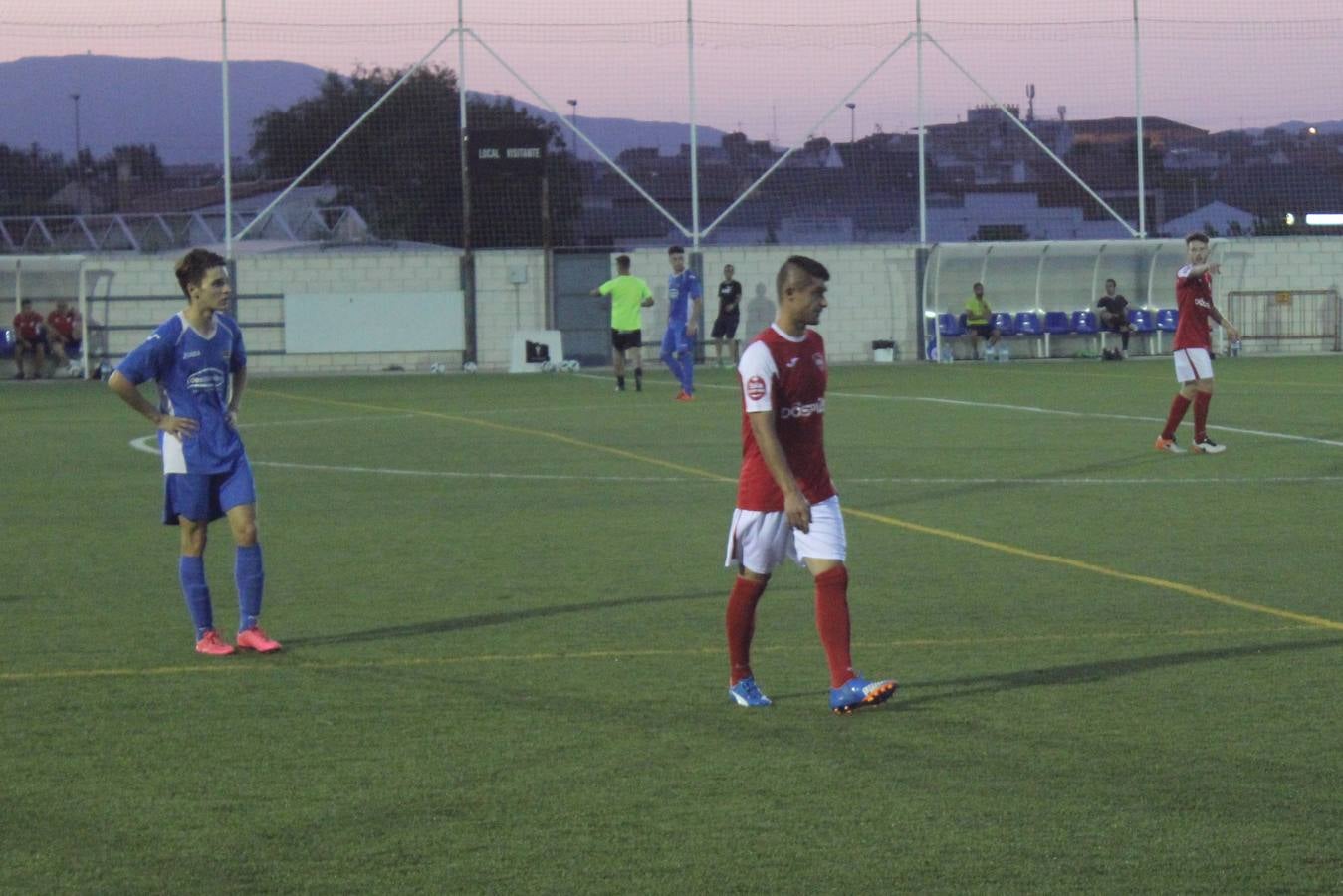 Rubén de Gracia esperando un saque de banda durante el partido. 