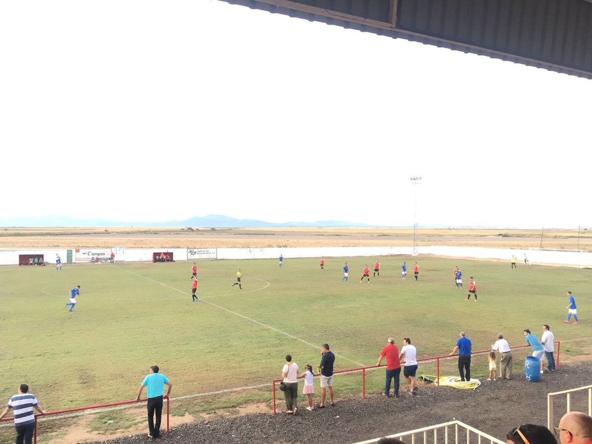 Momento del encuentro en el campo municipal de Hernán Cortés. 