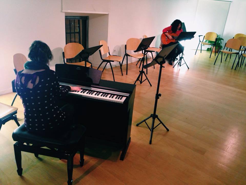 Dos alumnas en la Escuela Municipal de Música. 