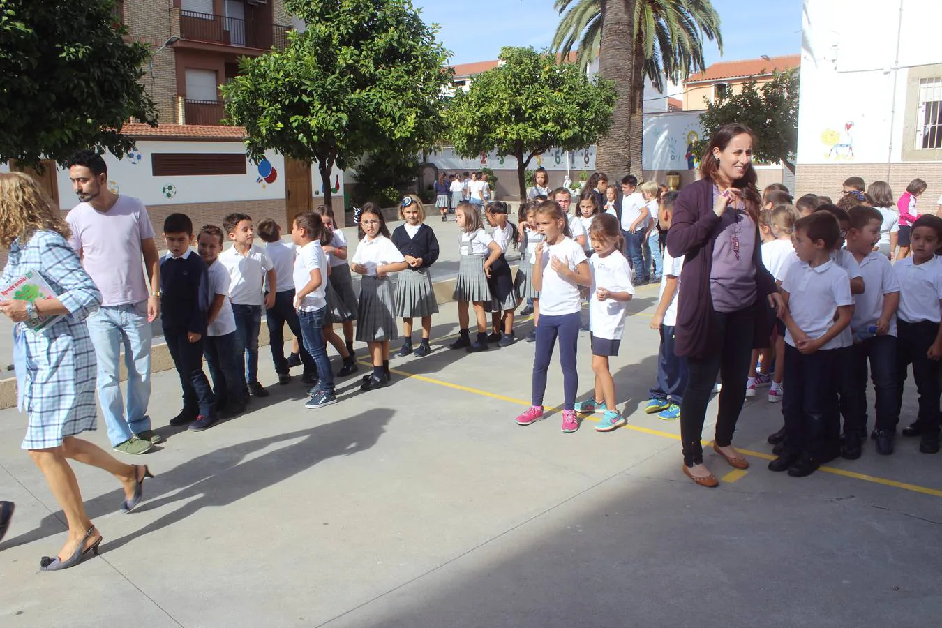 Alumnos y maestros en el patio del colegio antes de entrar en clase. 