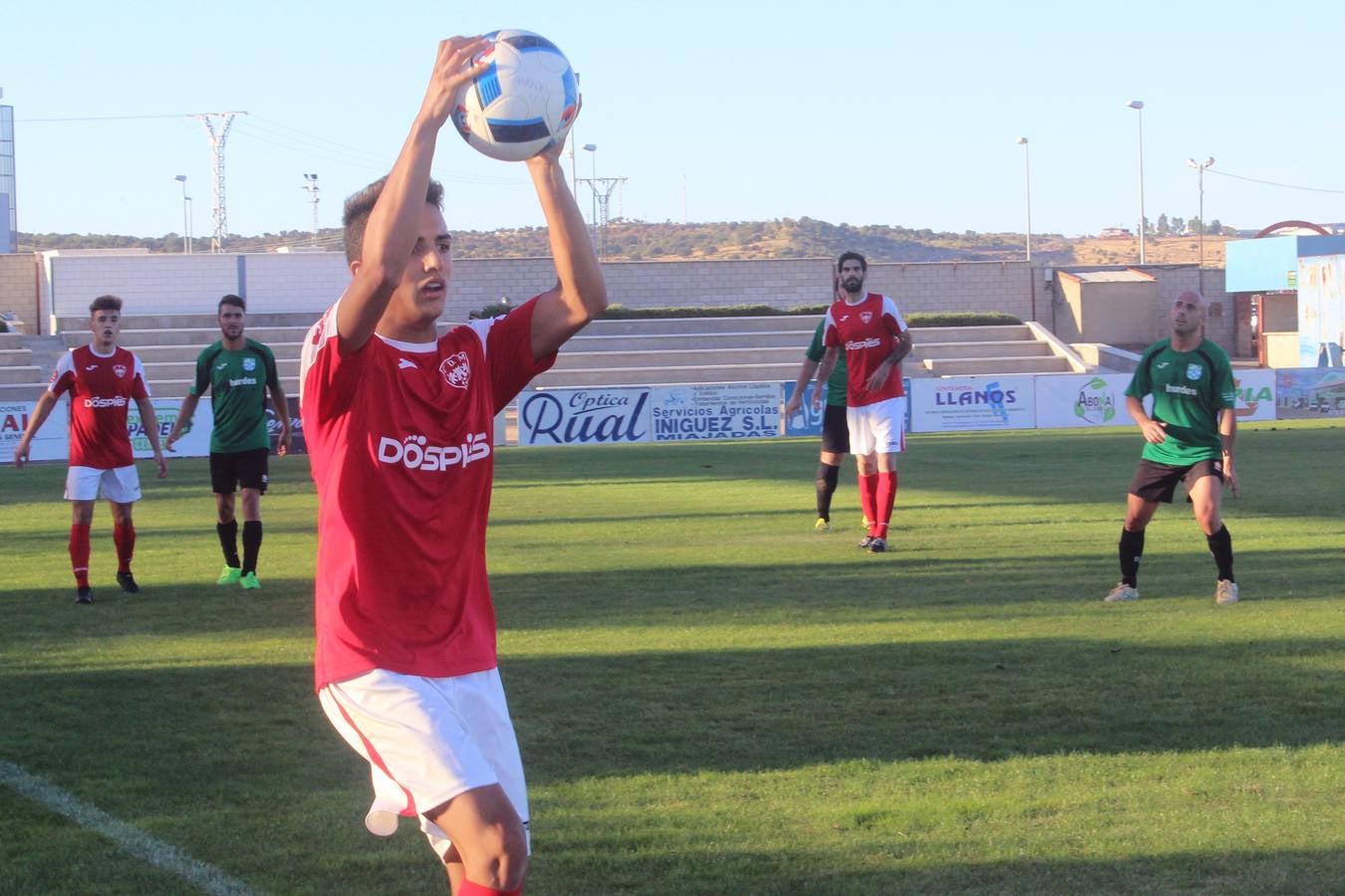 Bala sacando de banda en el primer partido en casa frente a Las Hurdes. 