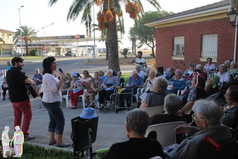 Mayores cantando en la residencia San Martín de Porres. 