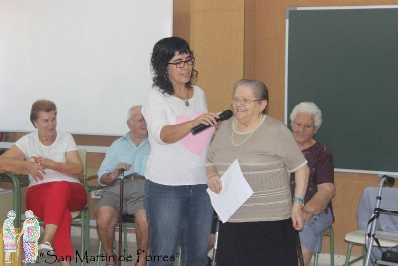 Una de las mayores participantes dirigiéndose a los alumnos. 